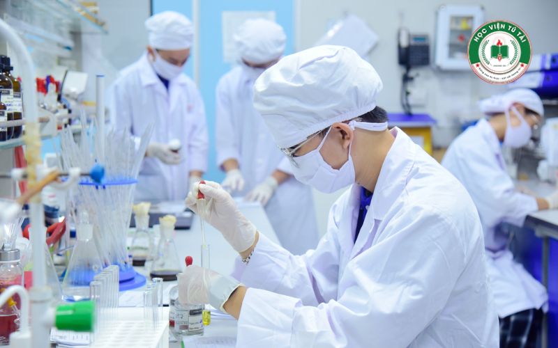 Người đi làm có nên học Trung cấp Dược không? 6 Bằng Trung cấp Dược có giá trị không?