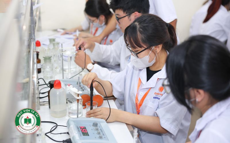 Người đi làm có nên học Trung cấp Dược không? 4 Trung cấp Dược - lựa chọn cho người đi làm