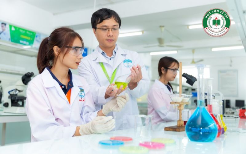 Người đi làm có nên học Trung cấp Dược không? 5 Vì sao ngành Dược thu hút người đi làm?