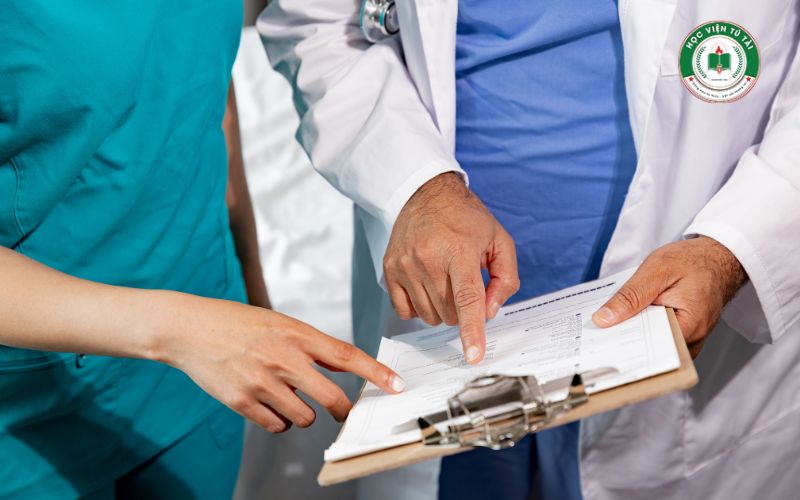 Làm thế nào để tăng mức lương Y sĩ đa khoa?