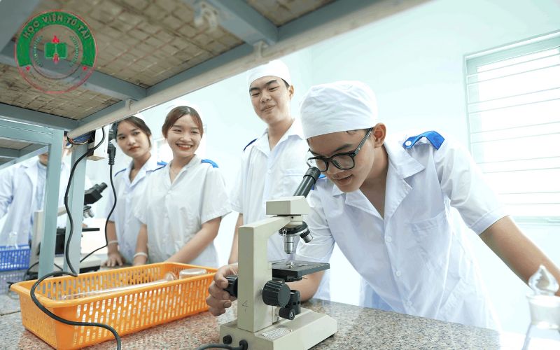 Những lợi ích khi học Trung cấp Dược Vừa học Vừa làm