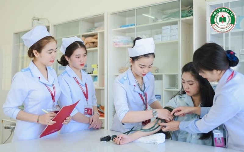 Cơ hội nghề nghiệp sau khi học xong Trung cấp Y sĩ đa khoa Từ xa 