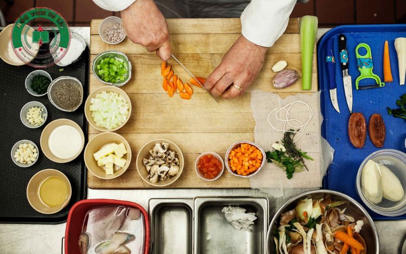 Tìm hiểu về Khóa học Trung cấp Kỹ thuật chế biến món ăn Cấp tốc