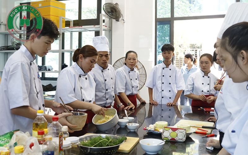Học Trung cấp Kỹ thuật chế biến món ăn vừa học vừa làm: Lợi ích và Thách thức 5 Học Trung cấp Kỹ thuật chế biến món ăn vừa học vừa làm tại Học viện Tú tài