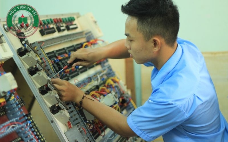 Tại sao Trung cấp Điện Công nghiệp lại là "nghề không bao giờ thất nghiệp"?