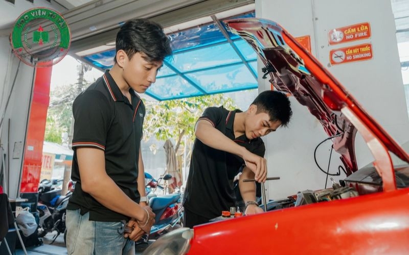 Lý do nên chọn trường đào tạo Công nghệ Ô tô cho người đi làm