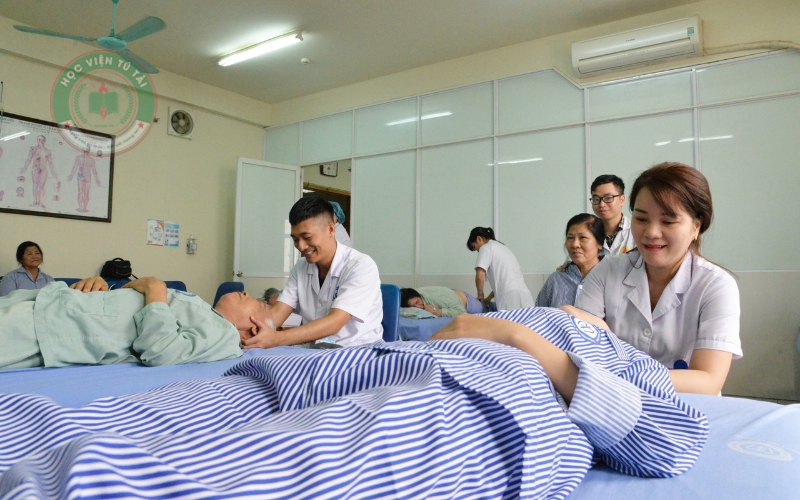 Ai nên đăng ký theo học ngành y học cổ truyền học từ xa?