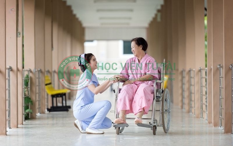 Đăng ký học hệ trung cấp ngành điều dưỡng tại Học viện Tú Tài