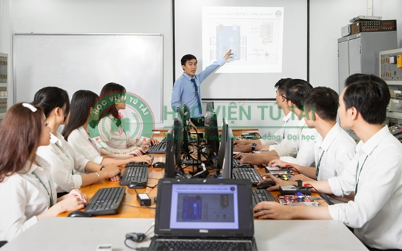 Đăng ký học từ xa ngành Công nghệ Thông tin đơn giản nhanh chóng 4 Học từ xa ngành công nghệ thông tin vận hành như thế nào và có ưu điểm gì?