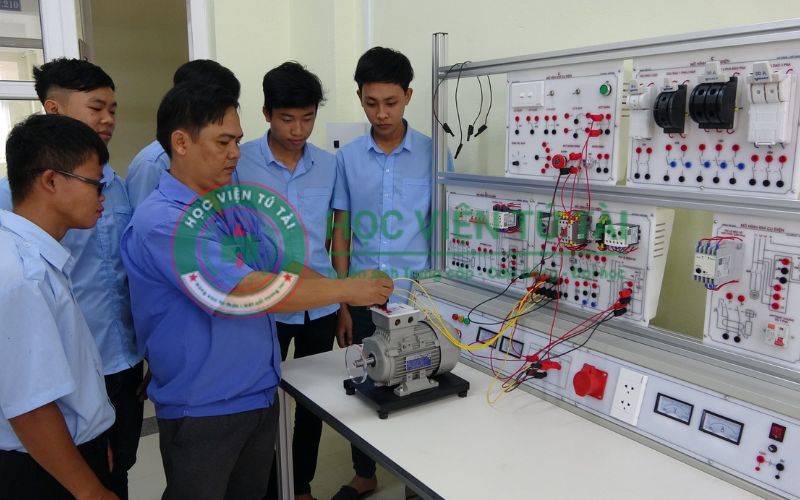 Thời gian hoàn thành khóa trung cấp điện công nghiệp cấp tốc mất bao lâu?
