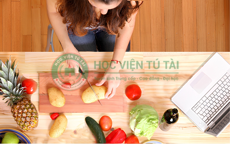 Lớp Trung cấp Nấu ăn Online từ xa mới nhất 5 Những ai phù hợp đăng ký học Trung cấp Nấu ăn Online?