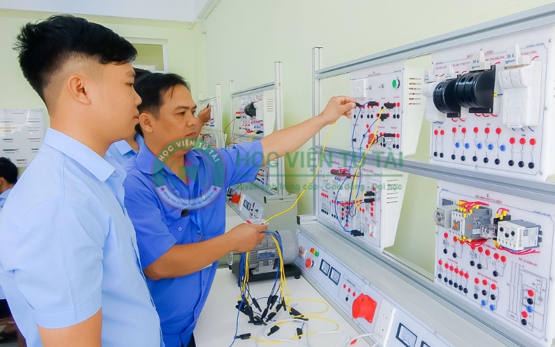 Học Cao đẳng Điện từ xa ra trường có dễ xin việc làm không?