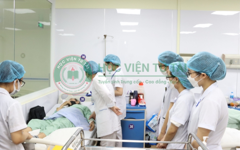 Trường nào có học phí Trung cấp Y sĩ đa khoa rẻ nhất?