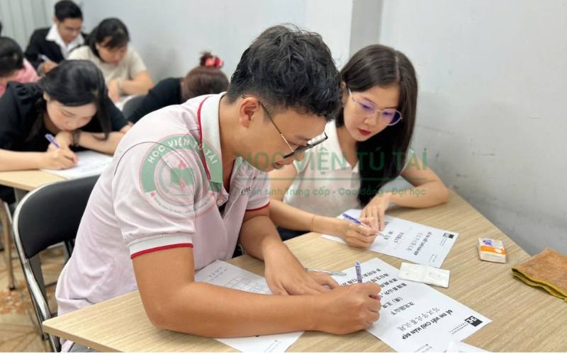 Lớp học Trung cấp Tiếng trung Vừa học Vừa làm tại Học viện Tú Tài có gì đáng tham khảo