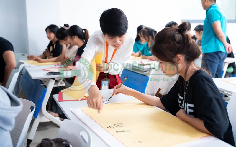 Học Trung cấp Tiếng Trung vừa học vừa làm bao lâu có bằng? 4 Tổng quan về khóa học Trung cấp Tiếng Trung vừa học vừa làm