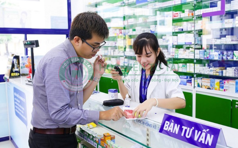Học Trung cấp Dược bán thuốc được không? 4 Tốt nghiệp khóa học Trung cấp Dược có thể làm những công việc gì?
